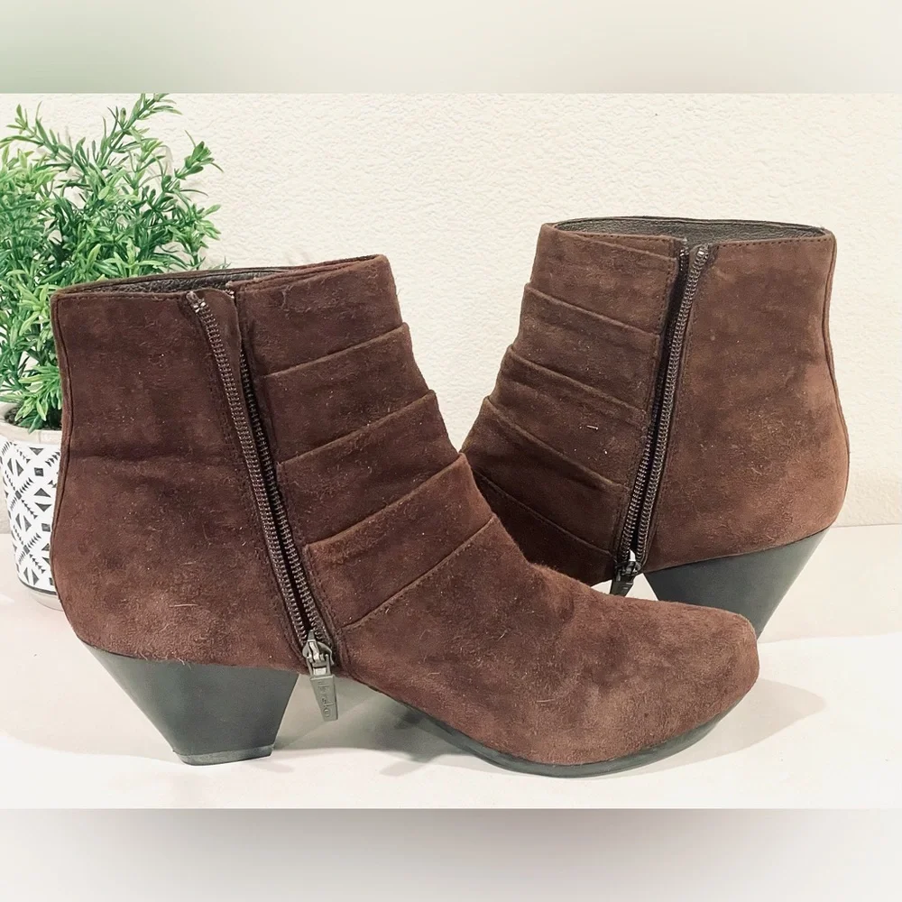 Dansko “Baker” Brown Genuine Suede Leather Ankle Boots Antique Style | EUC